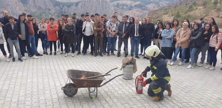 Meslek üksekokulumuzda yangın güvenliği eğitimi ve tatbikatı düzenlendi.